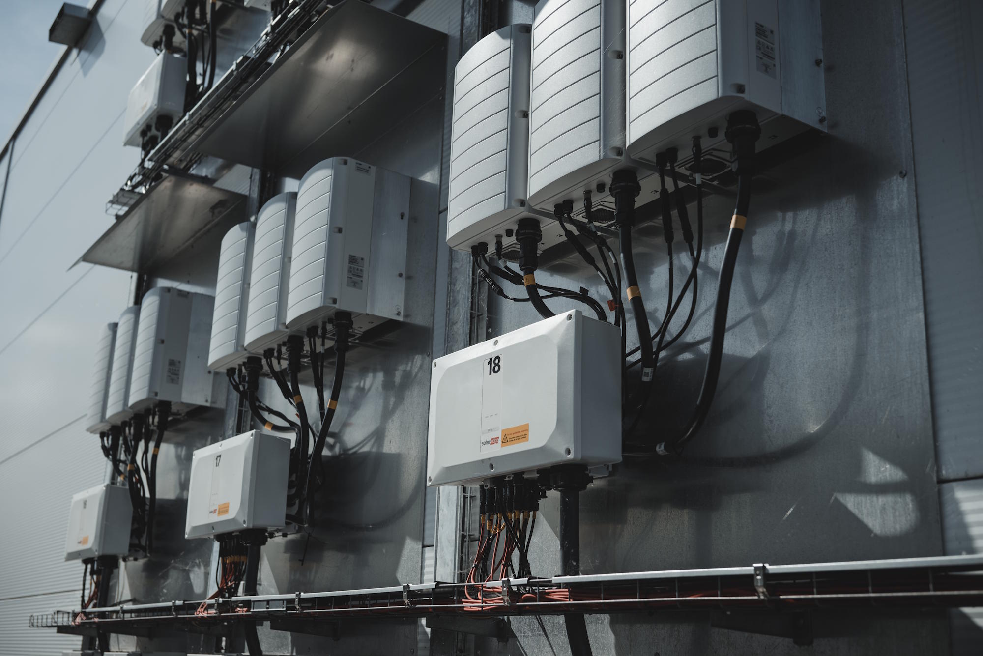 Omvormers aan de wand